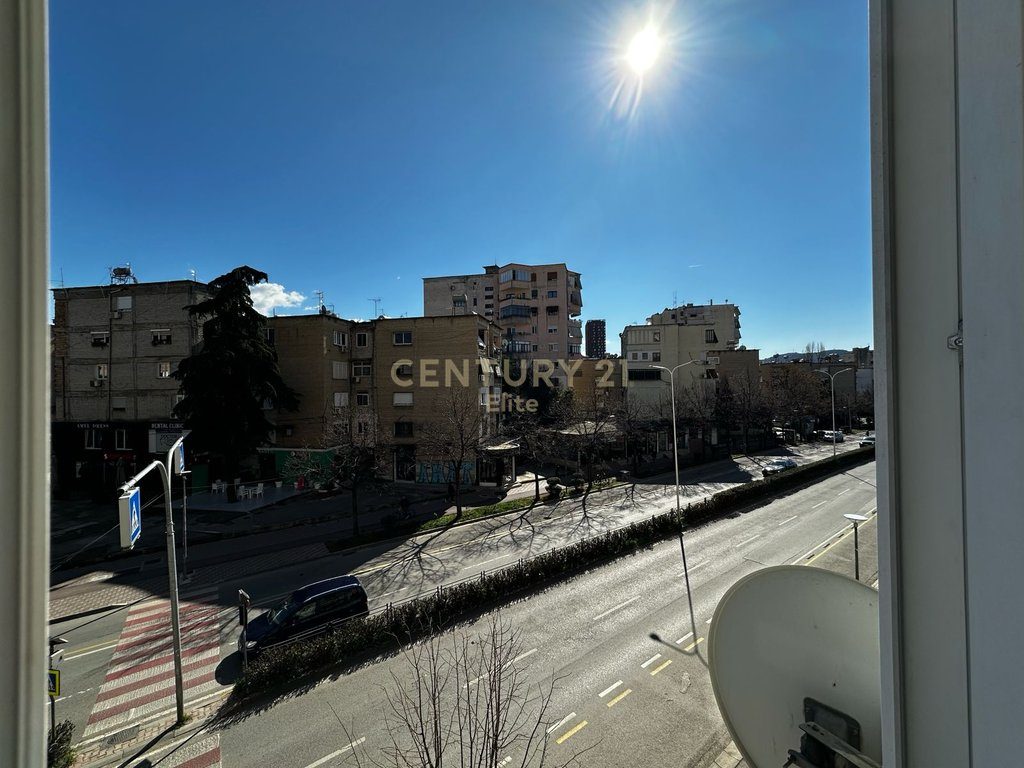 Shitet apartament 2+1 dhe garsoniere prane Ring Center