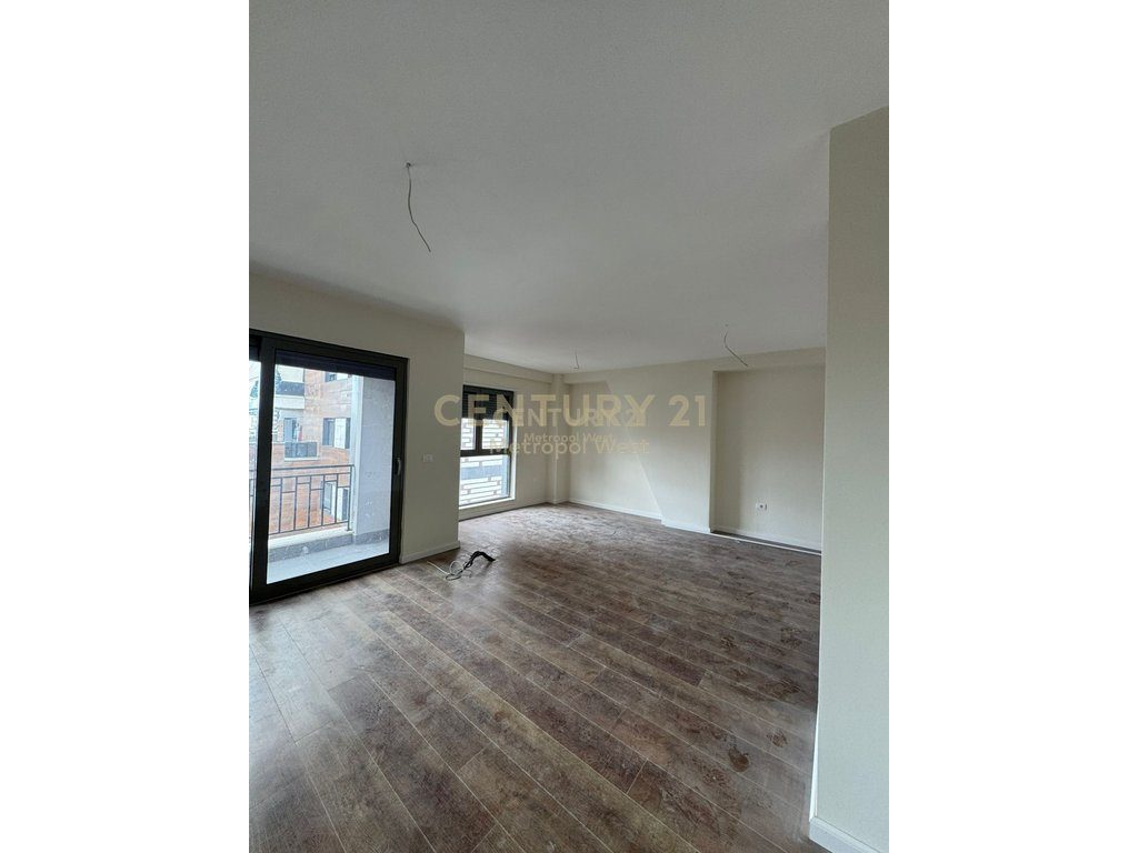 Apartament 2+1+2 për Shitje tek Shkolla e Kuqe