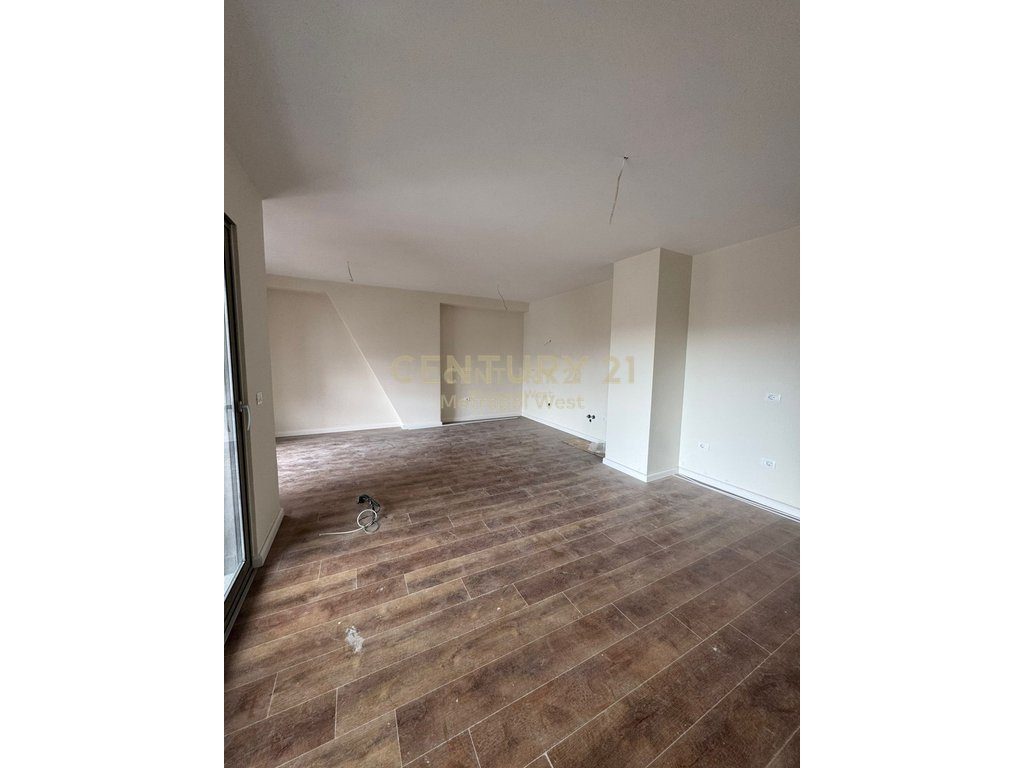 Apartament 2+1+2 për Shitje tek Shkolla e Kuqe