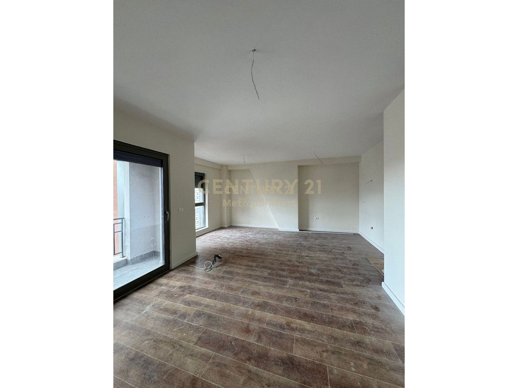 Apartament 2+1+2 për Shitje tek Shkolla e Kuqe