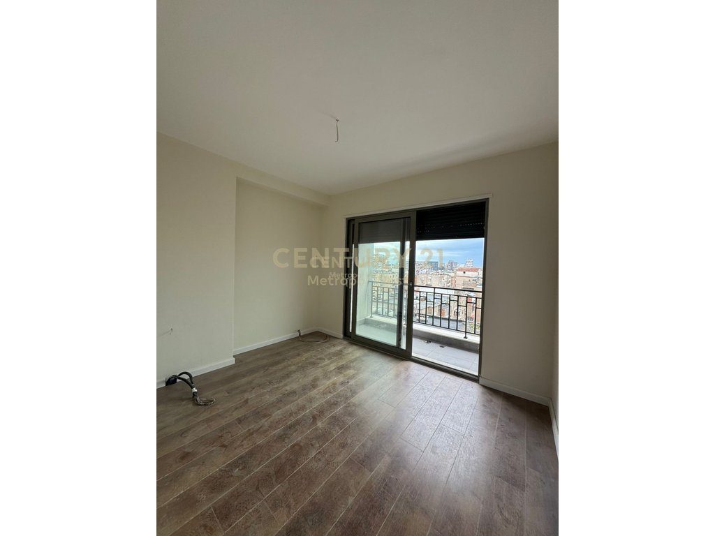 Apartament 2+1+2 për Shitje tek Shkolla e Kuqe