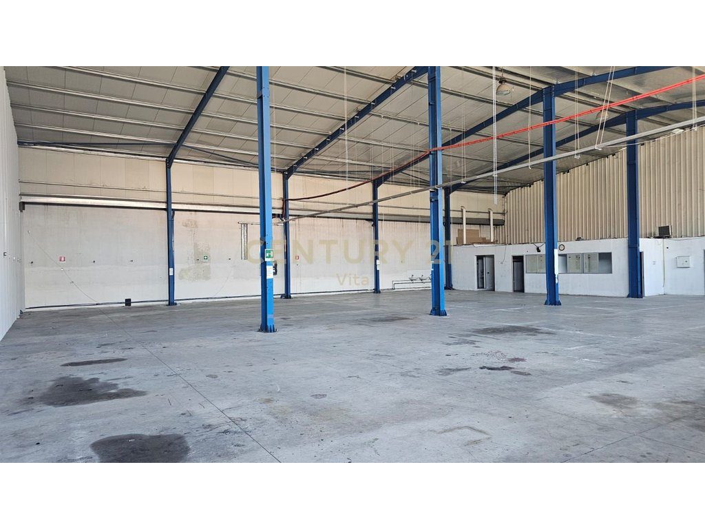 Magazinë 525m2 me Qira në Autostradën Durrës-Tiranë
