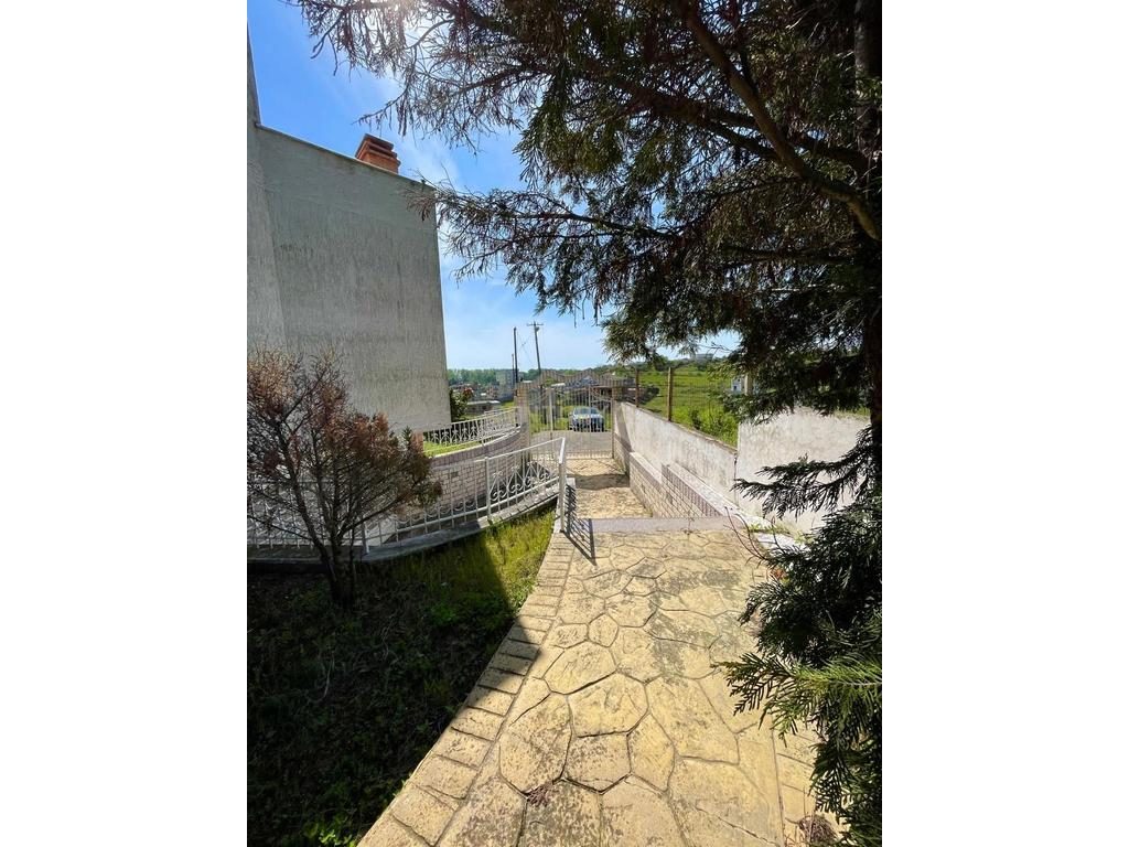 Shitet vile me pamje nga deti Arapaj