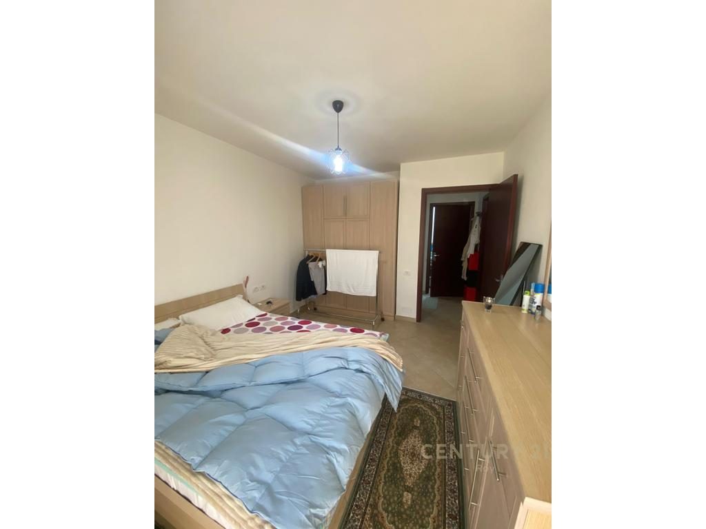 SHITET APARTAMENT 1+1+DEPO PERBALL SPITALIT DURRES!!!