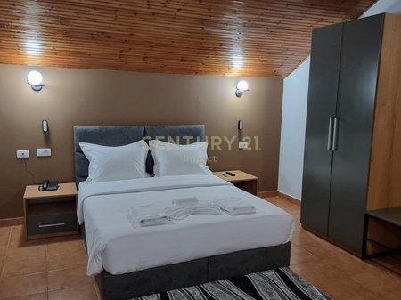 Jepet hotel me qira ne zonen e kombinatit