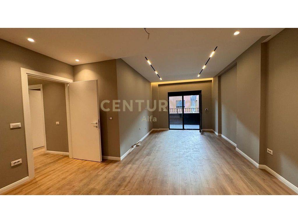 Jepet me qira apartament 1+1+ 1 post parkimi ne Kompleksin Xheluks, Rruga e Elbasanit!