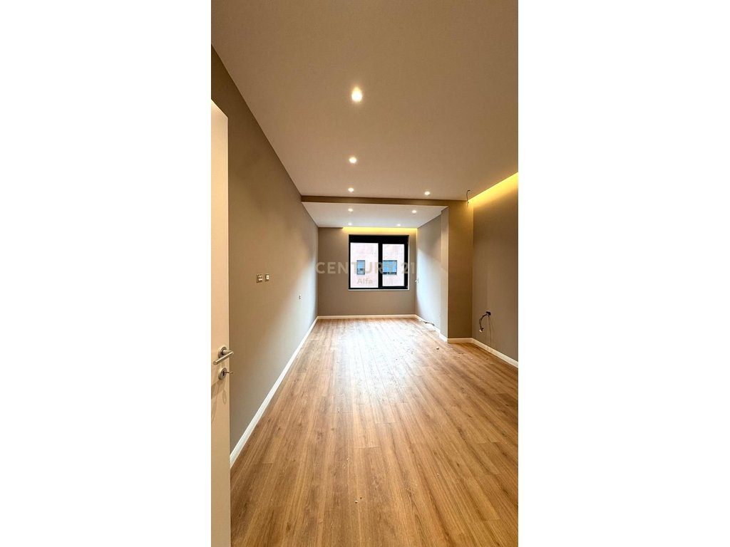 Jepet me qira apartament 1+1+ 1 post parkimi ne Kompleksin Xheluks, Rruga e Elbasanit!