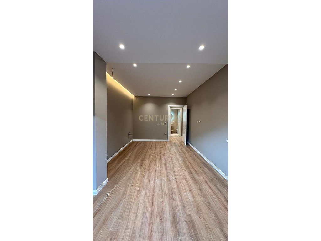 Jepet me qira apartament 1+1+ 1 post parkimi ne Kompleksin Xheluks, Rruga e Elbasanit!
