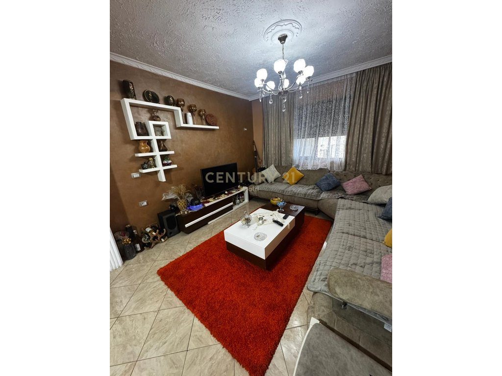 OFROJME PER SHITJE APARTAMENT 3+1+2 PRANE SPITALIT USHTARAK !