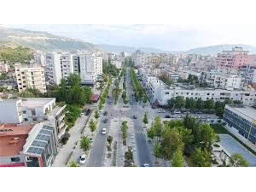 JEPET  ME QERA NJESI BIZNESI KATI I PARE NE BULEVARD!