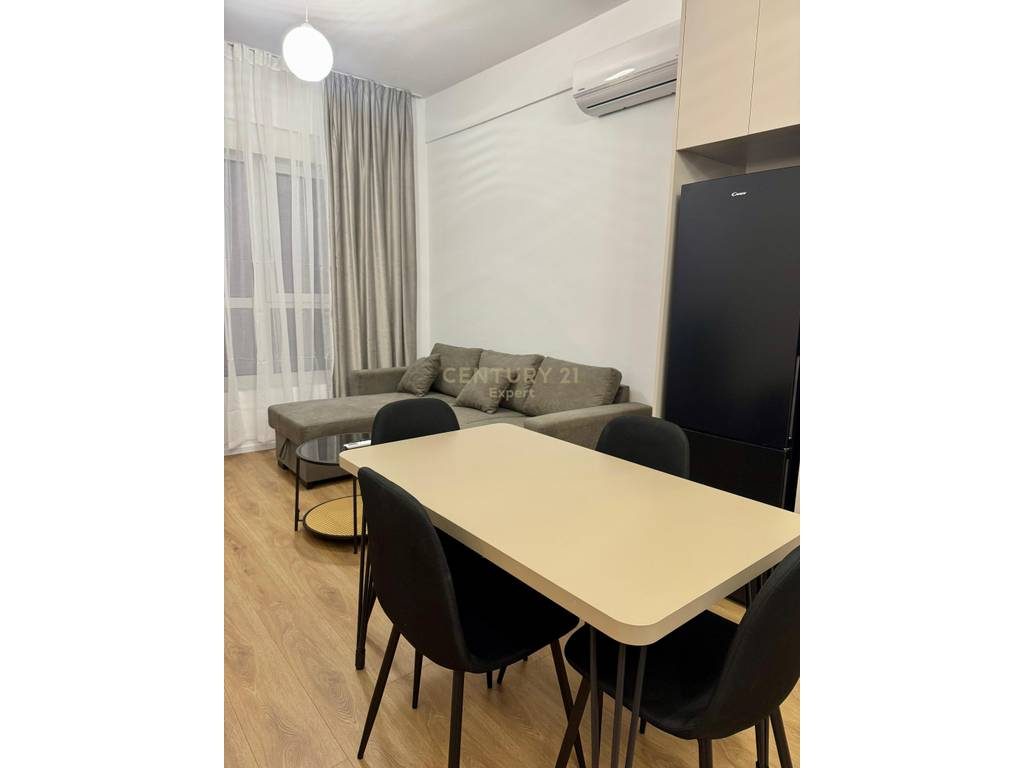 JAPIM ME QERA APARTAMENT TEK KADIU!