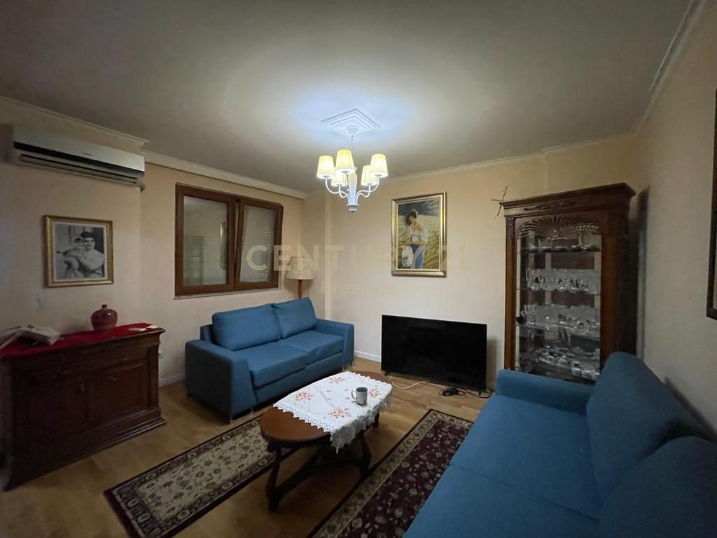 APARTAMENT 2+1 NE SHITJE, FILLIMI I RRUGES SE BARRIKADAVE, TIRANE!