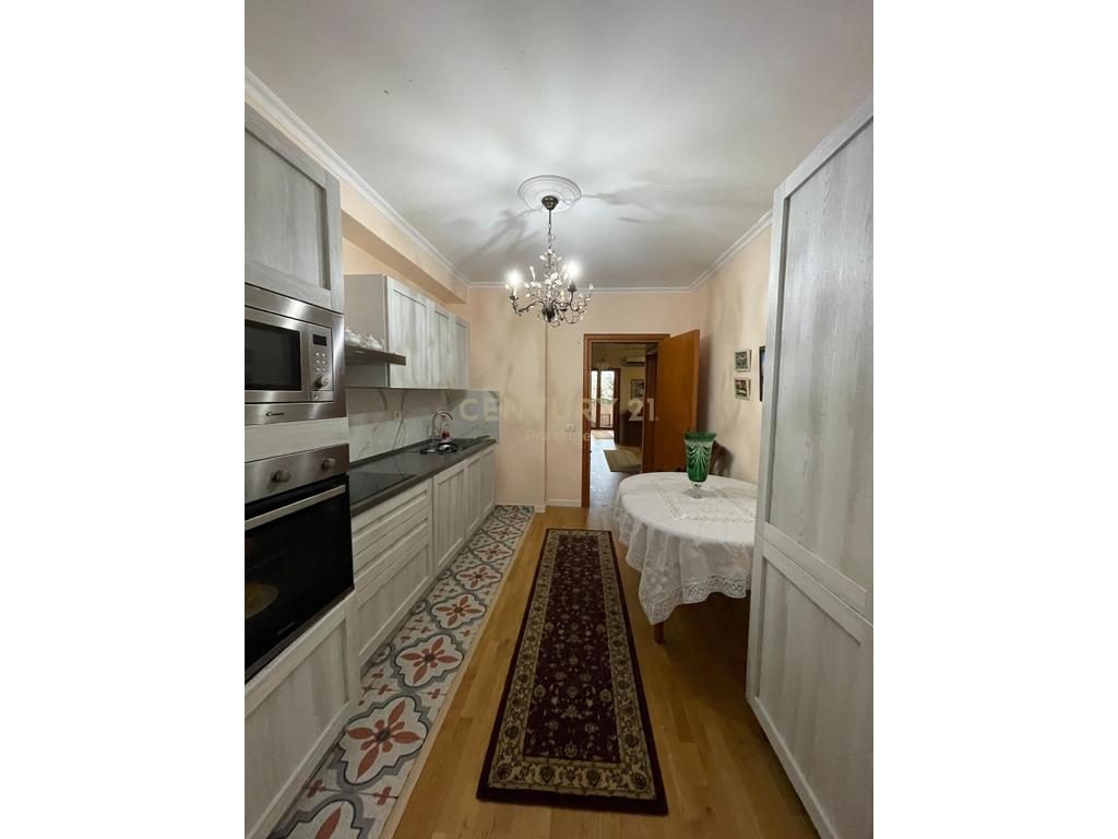 APARTAMENT 2+1 NE SHITJE, FILLIMI I RRUGES SE BARRIKADAVE, TIRANE!