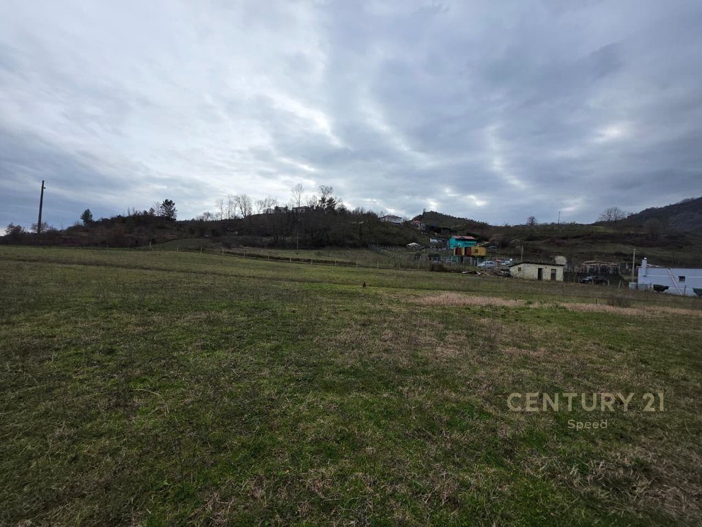 Shesim tokë 3000 m² në Pezë Helmes!