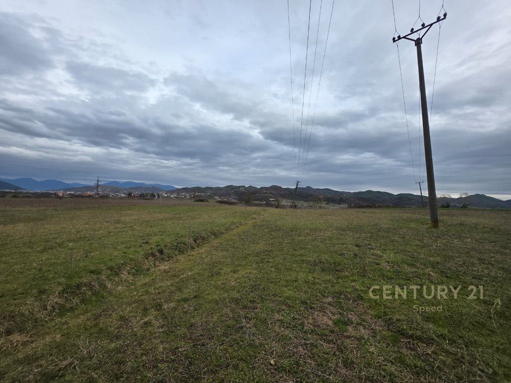 Shesim tokë 3000 m² në Pezë Helmes!