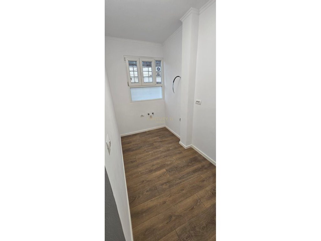 SHITET APARTAMENT 1+1 PRANE SHKOLLES “1 MAJI”, ALI DEMI