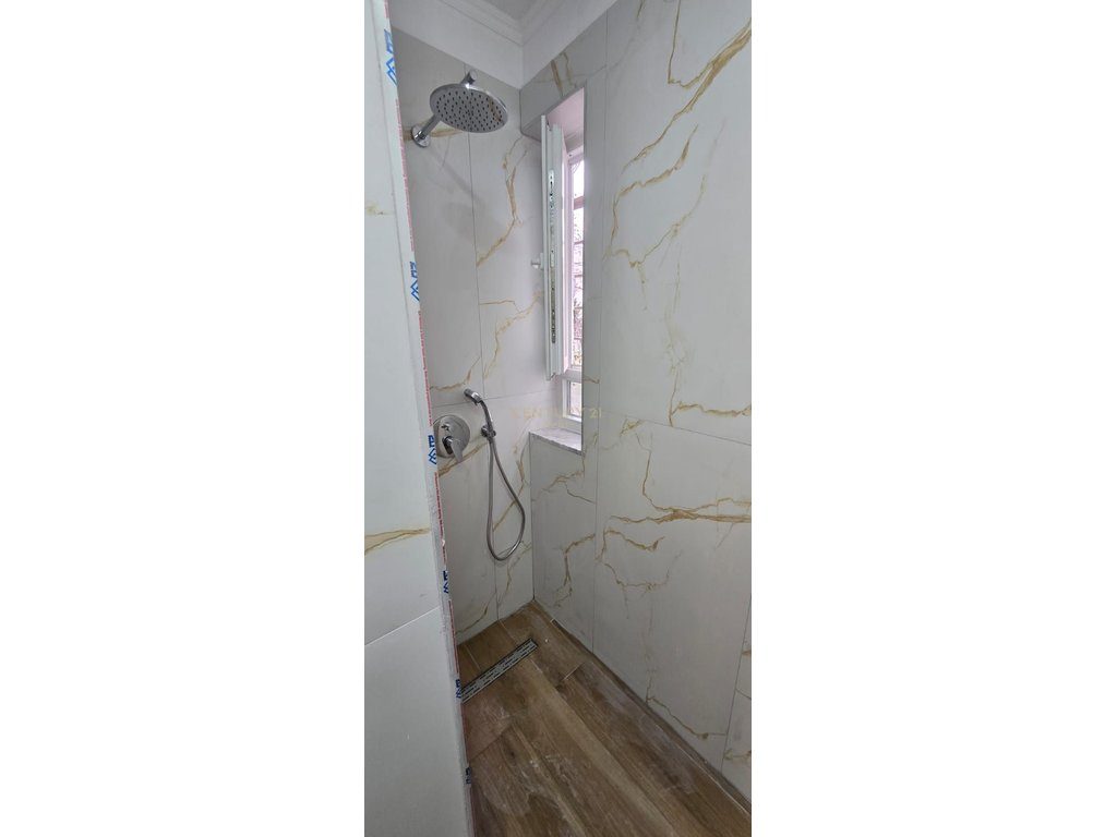 SHITET APARTAMENT 1+1 PRANE SHKOLLES “1 MAJI”, ALI DEMI