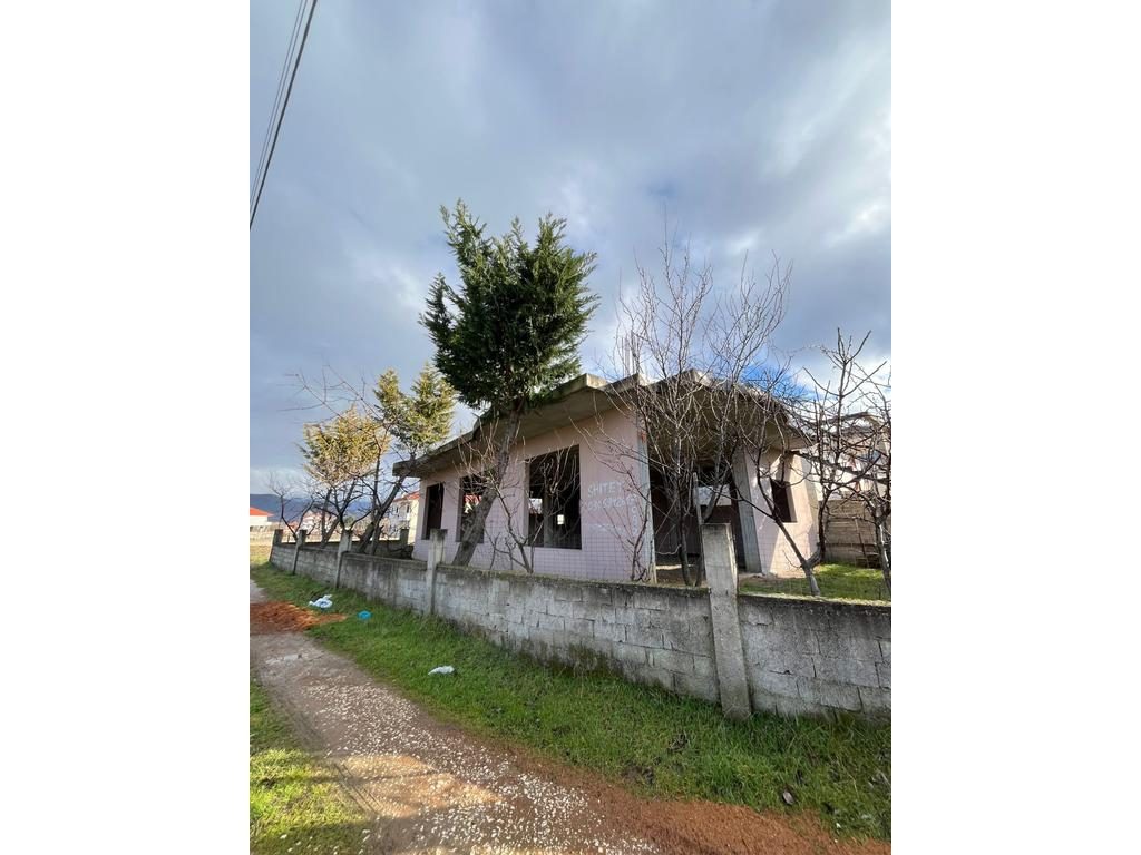 NDËRTESË PËR SHITJE NË POGRADEC – 2 MINUTA NGA LIQENI