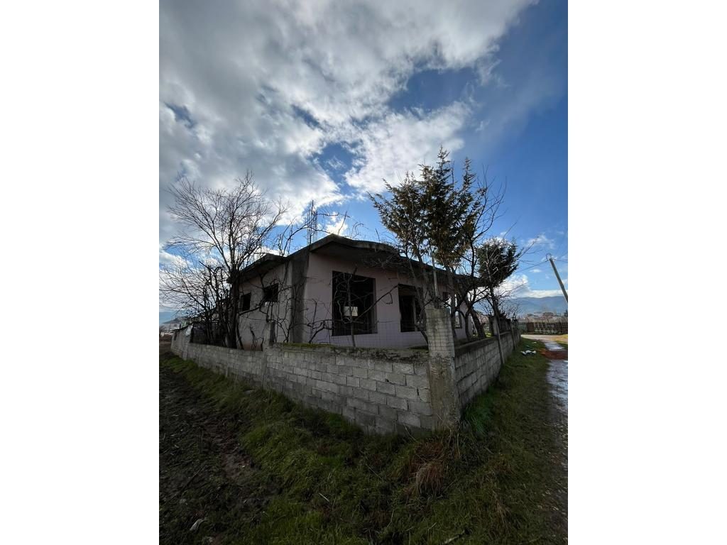 NDËRTESË PËR SHITJE NË POGRADEC – 2 MINUTA NGA LIQENI