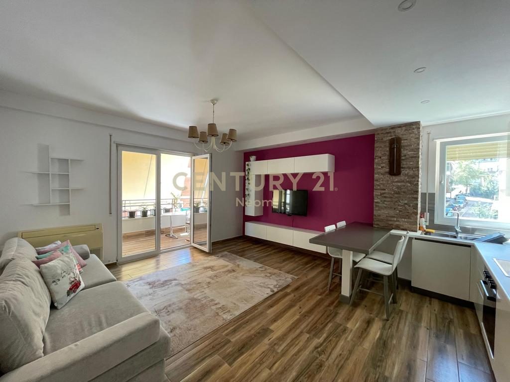 Shitet apartament  2+1+Post Parkimi Te Kodra e Diellit.