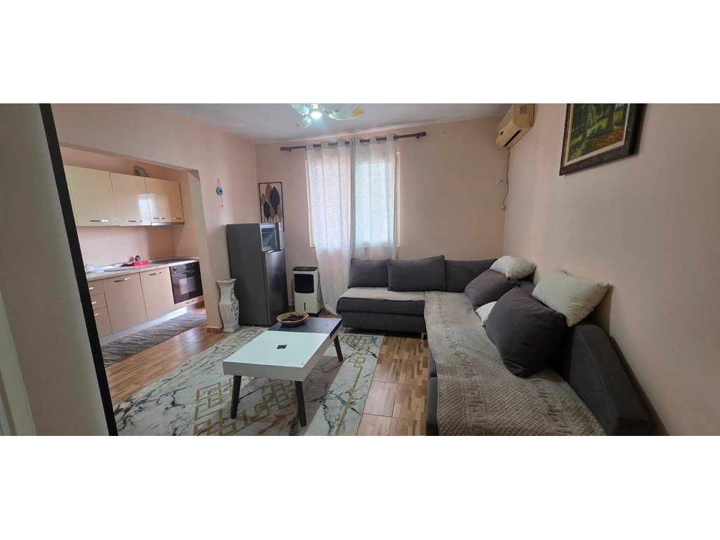 Shitet apartament 1+1 i mobiluar në qendër të Babrrus