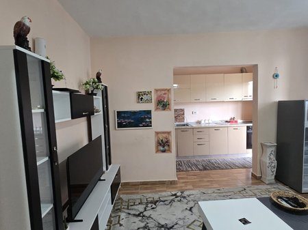Shitet apartament 1+1 i mobiluar në qendër të Babrrus