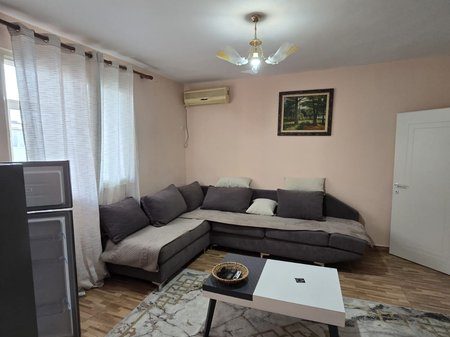 Shitet apartament 1+1 i mobiluar në qendër të Babrrus