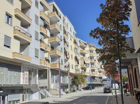 Shitet apartament 1+1 i mobiluar në qendër të Babrrus
