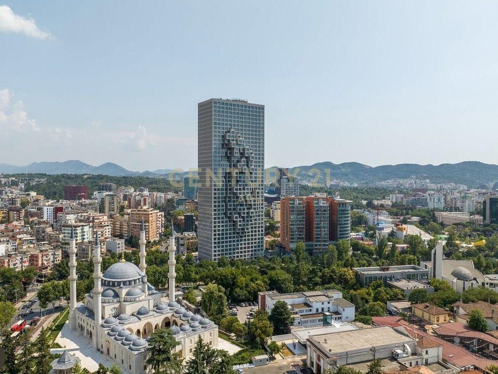 Jepet me qira ambient me fasade nga rruga  tek Downtown one ,Rruga e Elbasanit !