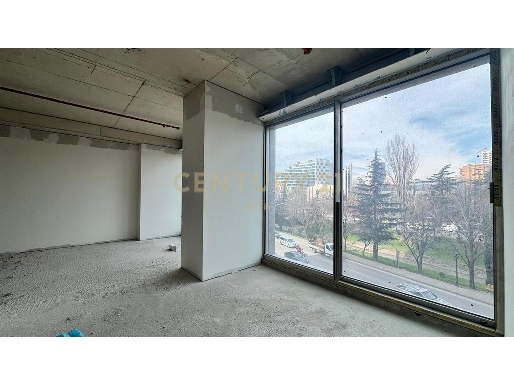 Jepet me qira ambient me fasade nga rruga  tek Downtown one ,Rruga e Elbasanit !