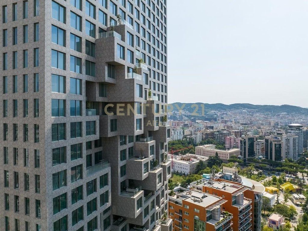 Jepet me qira ambient me fasade nga rruga  tek Downtown one ,Rruga e Elbasanit !