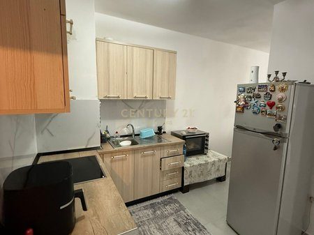 Apartament 1+1 në shitje – Rruga 5 Maj!!
