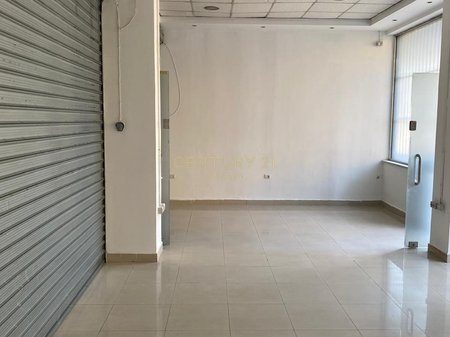 JEPET ME QERA AMBIENT KOMERCIAL TEK KOMPLEKSI HALILI!