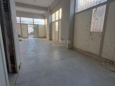 Shitet ambient biznesi në  Durrës (Ish-URT)