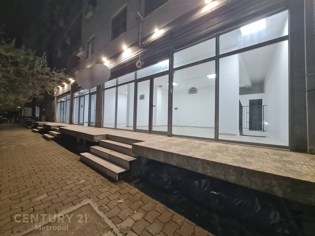 Japim me qira ambjent komercial  250 m, ne Yzberish!