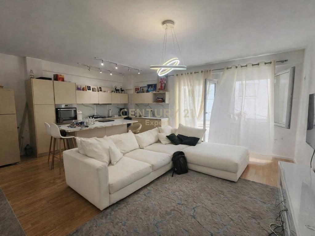 Shitet apartament 3+1 Liqeni i Thate