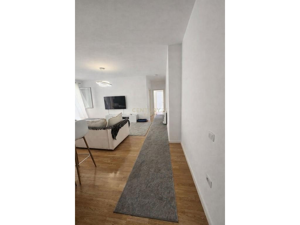 Shitet apartament 3+1 Liqeni i Thate