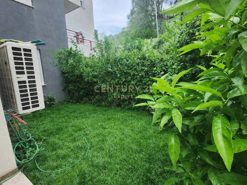 Shitet apartament 3+1 Liqeni i Thate