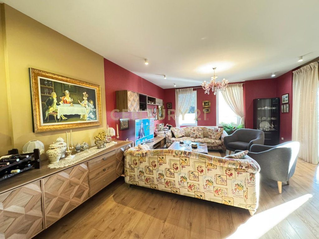 APARTAMENT EKSKLUZIV 2+1+2 PËR SHITJE, TEK ISH-EKSPOZITA