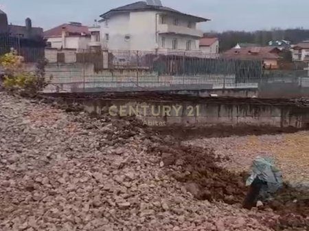 Shitet tokë në Sauk të Vjetër