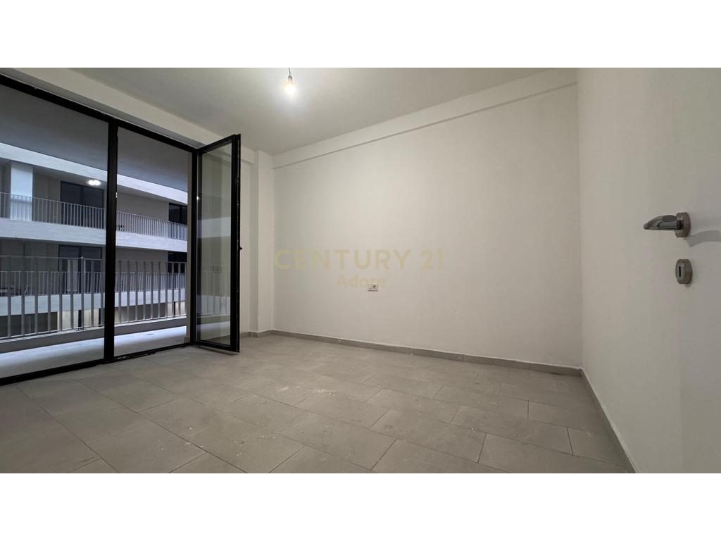 Shitet apartament 3+1+2 + post parkimi te perfshire ne cmim tek Mine Peza!