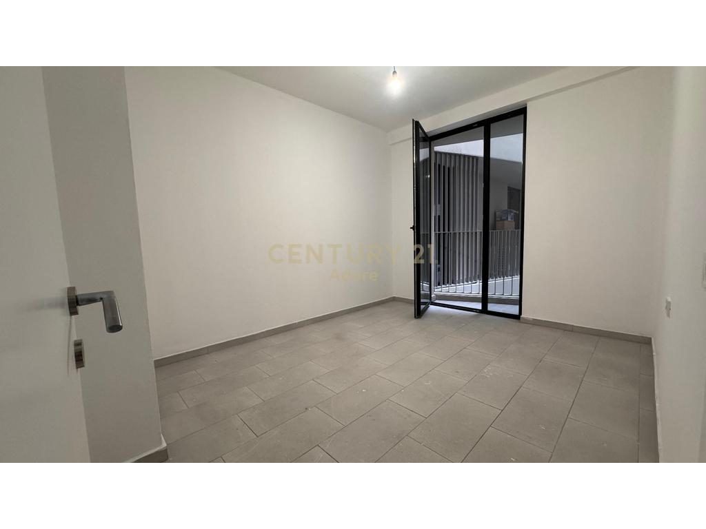 Shitet apartament 3+1+2 + post parkimi te perfshire ne cmim tek Mine Peza!