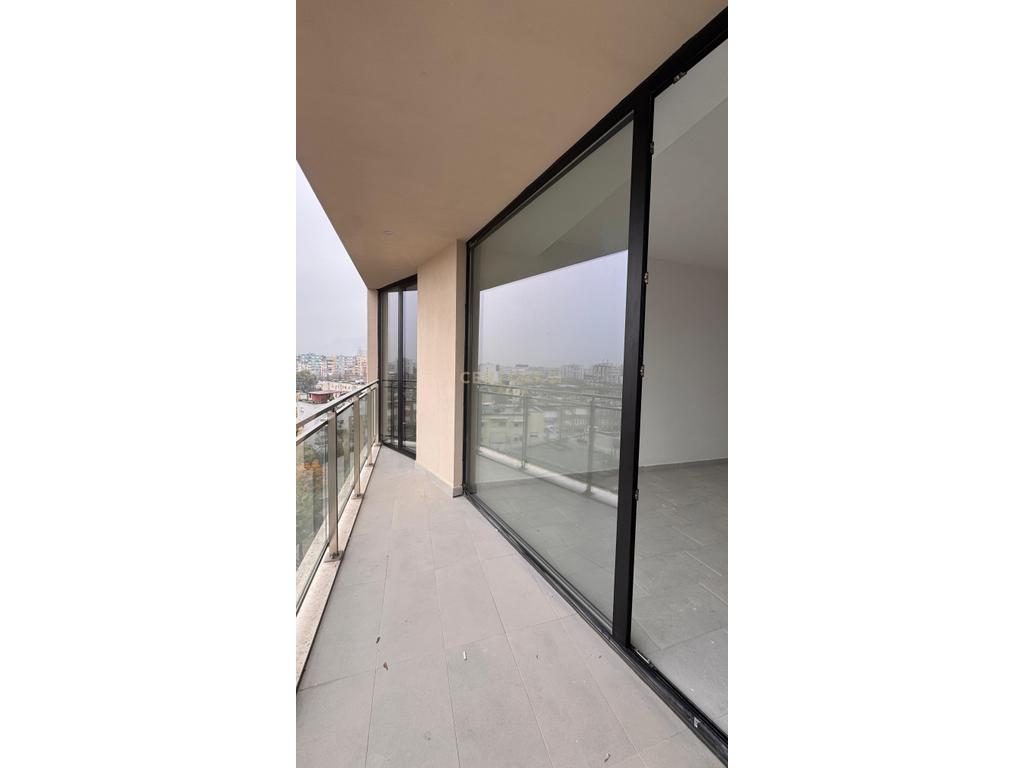 Shitet apartament 3+1+2 + post parkimi te perfshire ne cmim tek Mine Peza!