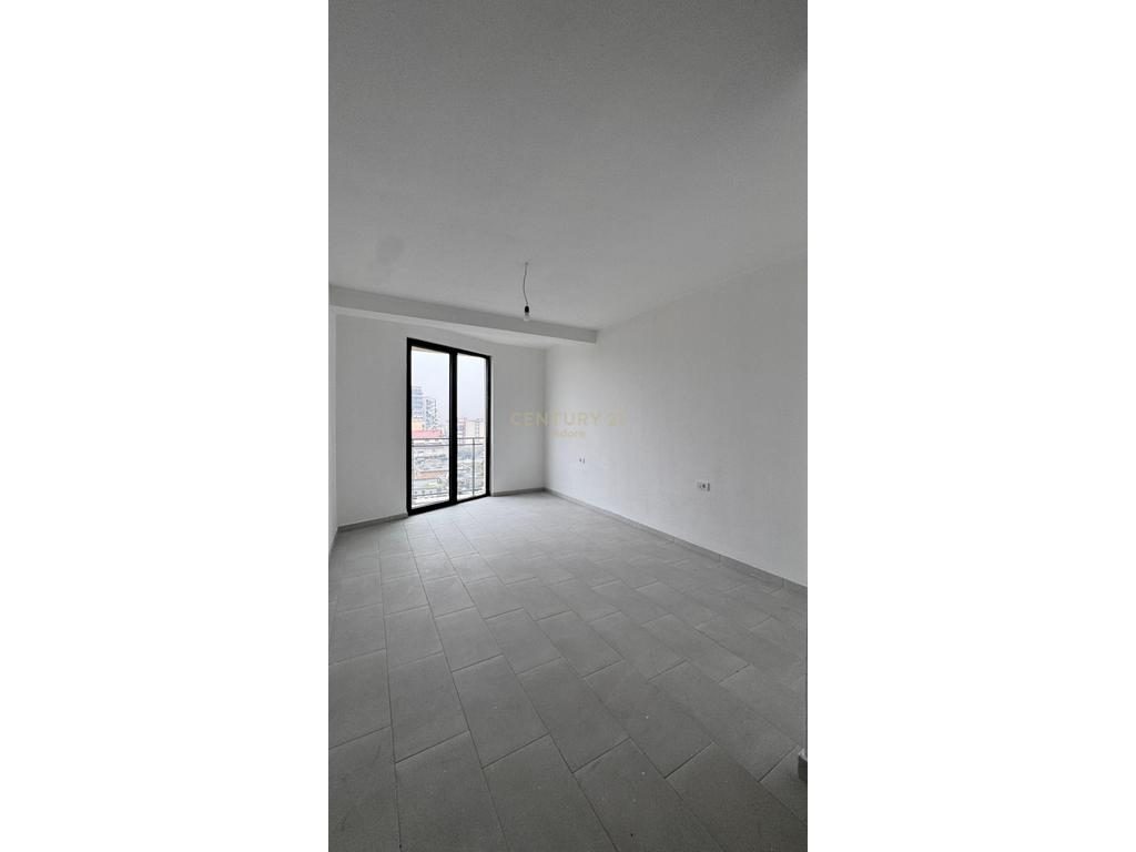 Shitet apartament 3+1+2 + post parkimi te perfshire ne cmim tek Mine Peza!