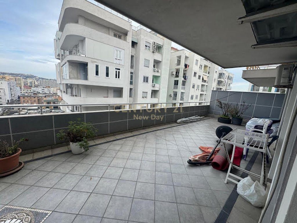 Shitet apartament 3+1+2 me verande.