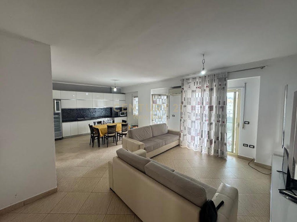 Shitet apartament 3+1+2 me verande.