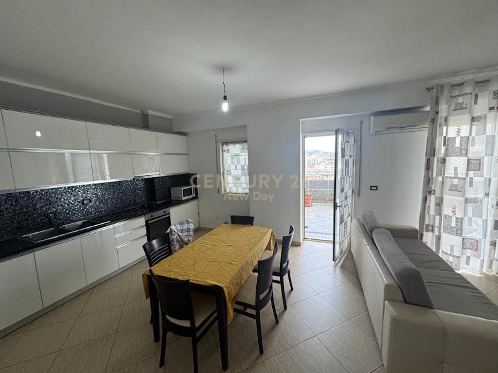 Shitet apartament 3+1+2 me verande.