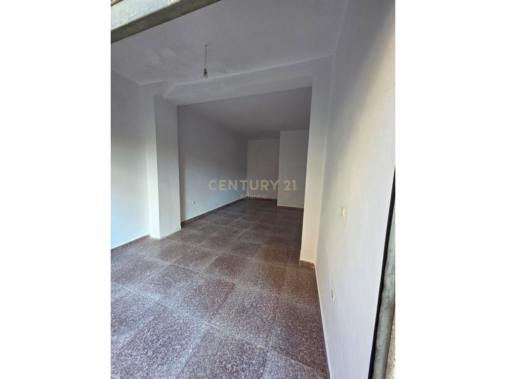 Ambient Komercial  Në Shitje në Plazh Iliria, Durrës