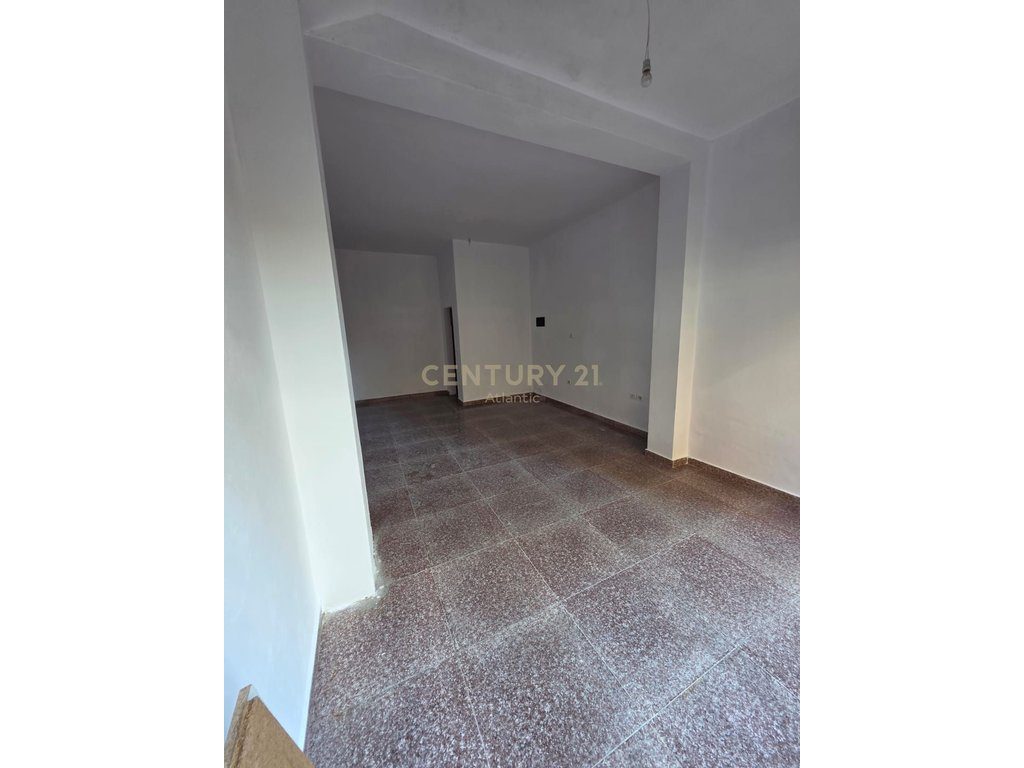 Ambient Komercial  Në Shitje në Plazh Iliria, Durrës