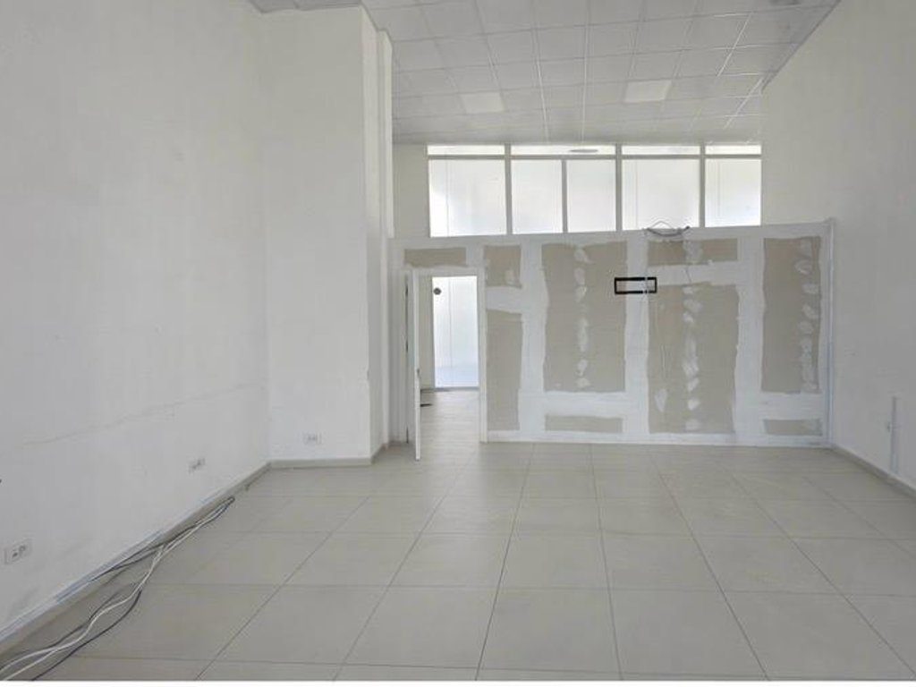 Ambient Komercial me Qira në Rrugën Barrikadave